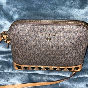 Selling this Micheal Kors handbag.